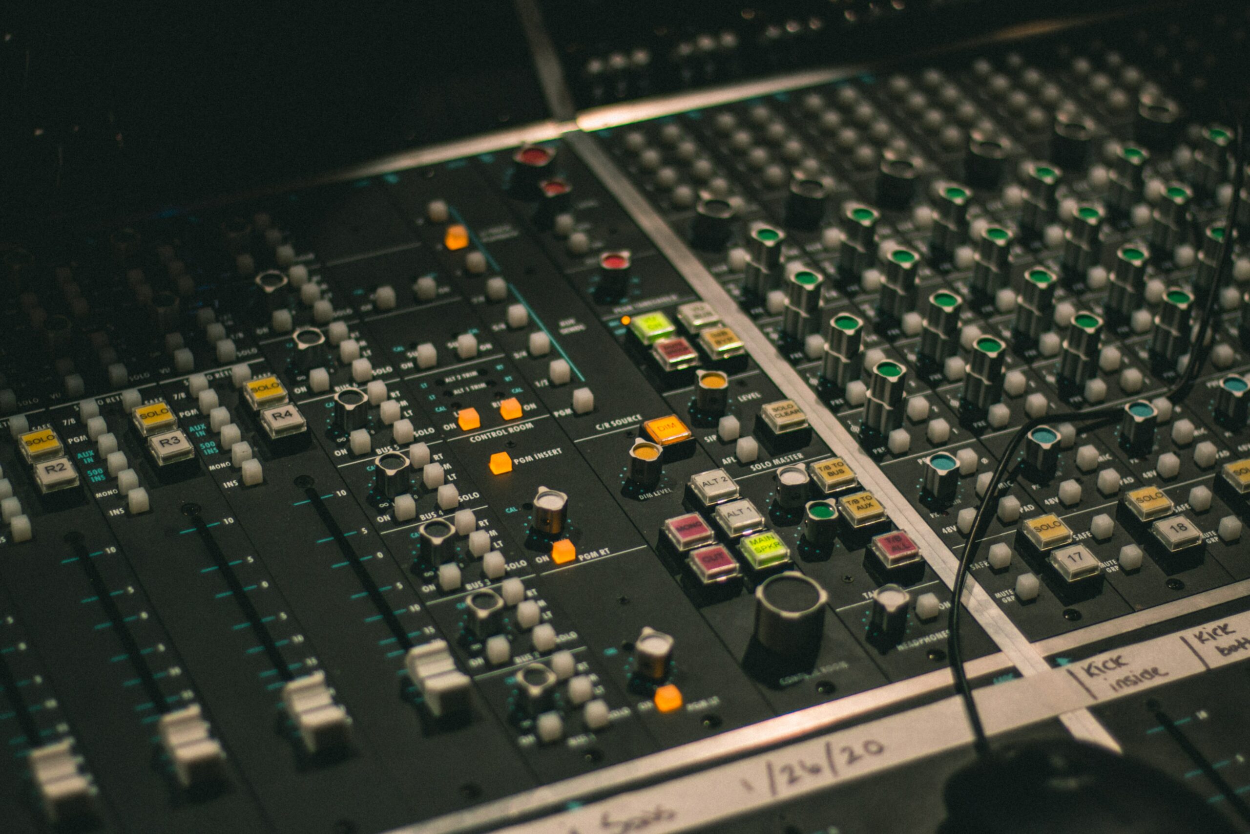 console de mixage illustre les différences entre le mixing et le mastering